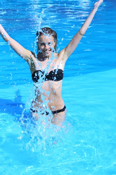Mujer joven disfrutando en la piscina en verano —  Fotos de Stock