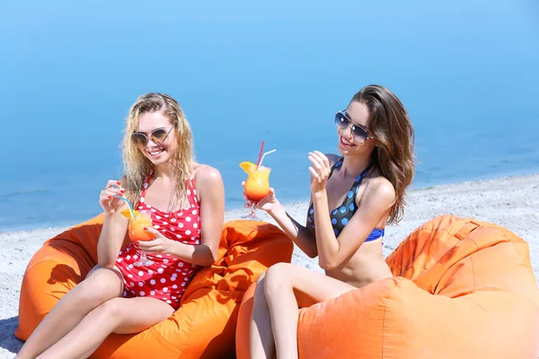 Duas meninas gostando de coquetéis na praia — Fotografia de Stock