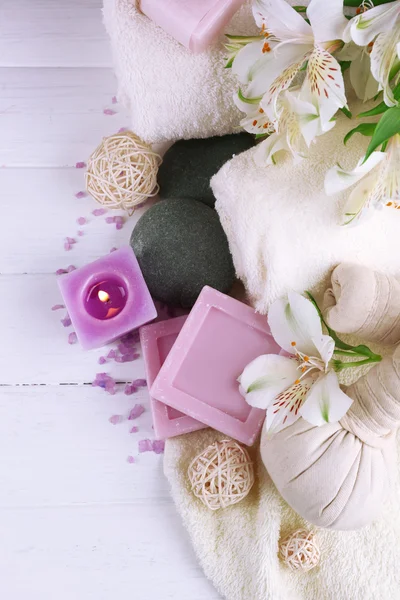 Massage zakken met spa-behandeling en bloemen op houten tafel achtergrond — Stockfoto