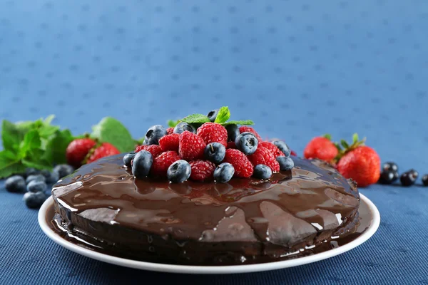 Νόστιμα κέικ σοκολάτας με μούρα καλοκαίρι σε φόντο μπλε τραπεζομάντιλο — Φωτογραφία Αρχείου