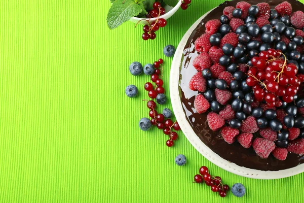 여름 딸기 그린 식탁보, 근접 촬영에 맛 있는 초콜릿 케이크 — 스톡 사진