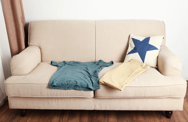 Ropa de hombre en el sofá en la habitación — Foto de Stock