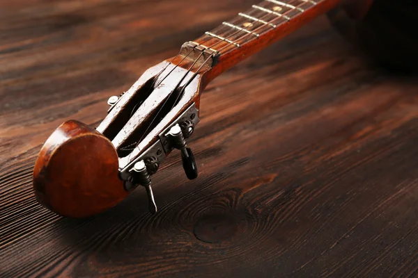 Народный музыкальный инструмент домра на деревянном фоне — стоковое фото