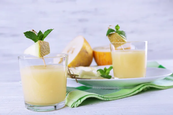 Copos de coquetel de melão em fundo de madeira branca — Fotografia de Stock