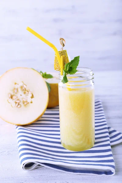 Glas av melon cocktail på vit trä bakgrund — Stockfoto