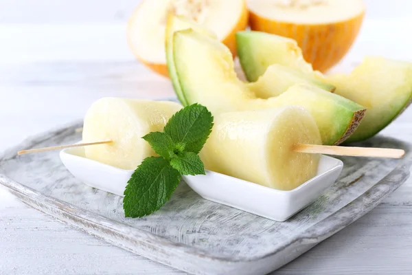 Paleta de hielo de melón sobre mesa de madera, primer plano — Foto de Stock