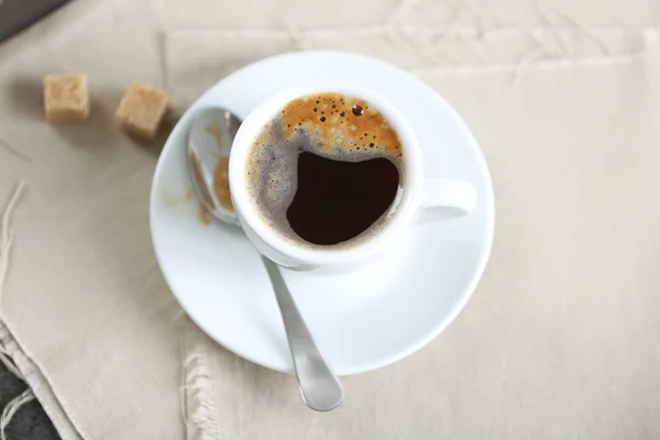 Kopp smaksatt kaffe med klump socker på bord med Servett, närbild — Stockfoto