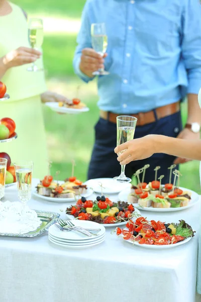 Gæsterne drikker champagne ved bryllupsceremonien - Stock-foto