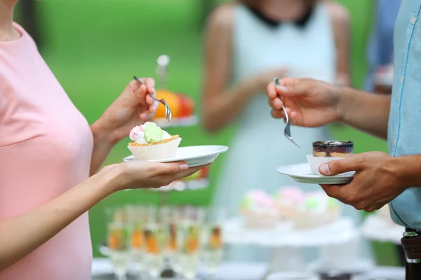 Coffee and lunch break in office garden — Stock Photo, Image