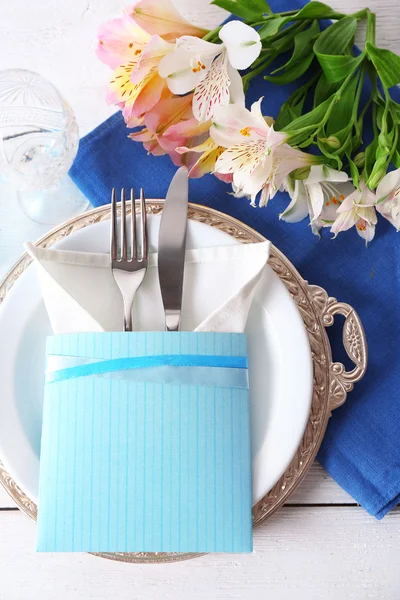 Cadre de table avec fleurs printanières, gros plan — Photo