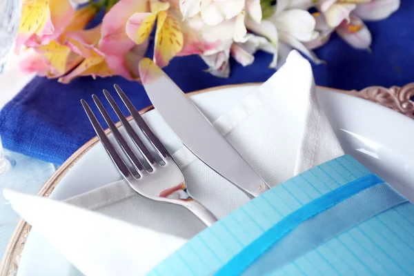 Ajuste de mesa con flores de primavera, primer plano — Foto de Stock