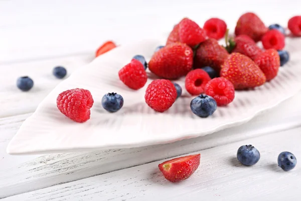 Tasty ripe berries on wooden table close up — Stock Photo, Image