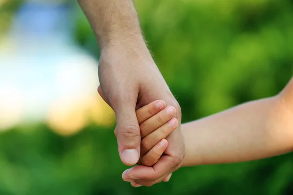 Father and daughter hands outdoors — Stock Photo, Image