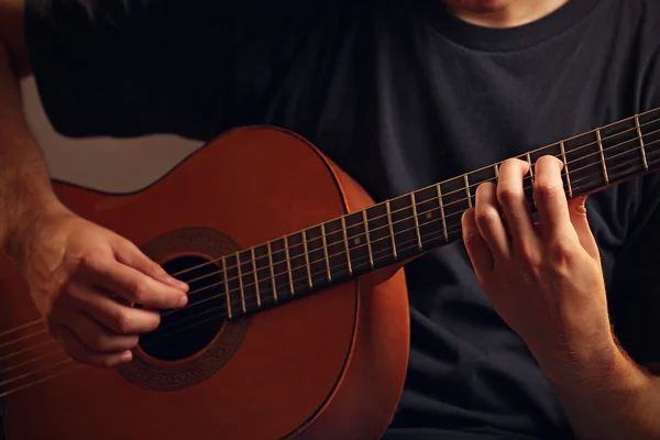 Unga musiker spelar akustisk gitarr på nära håll — Stockfoto