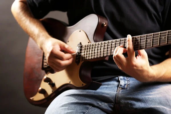 Jovem músico tocando guitarra elétrica de perto — Fotografia de Stock