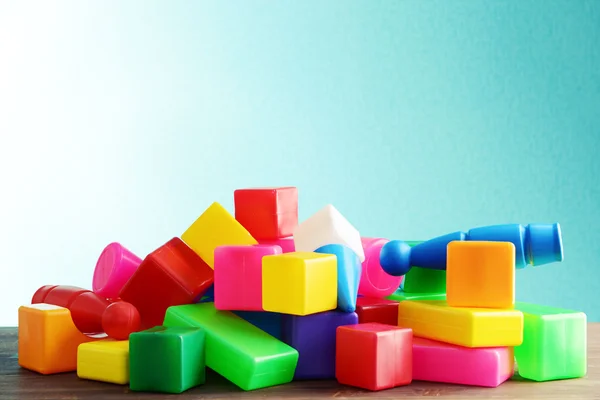 Stapel von Spielzeug auf blauem Hintergrund — Stockfoto