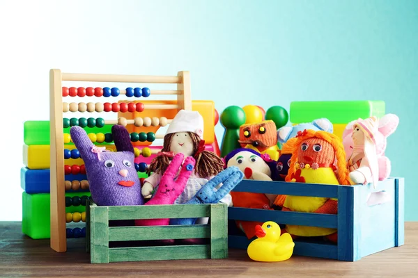 Stapel van speelgoed op blauwe achtergrond — Stockfoto