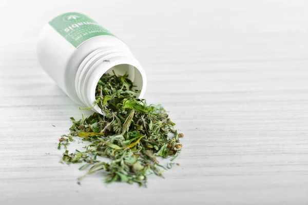 Láhev suchého lékařské marihuany na stůl zblízka — Stock fotografie