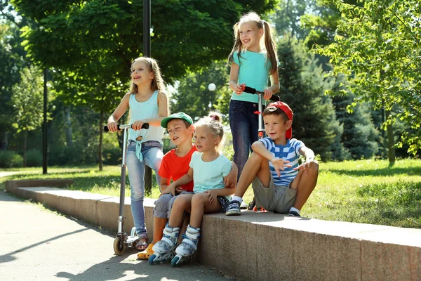 Crianças ativas felizes no parque — Fotografia de Stock
