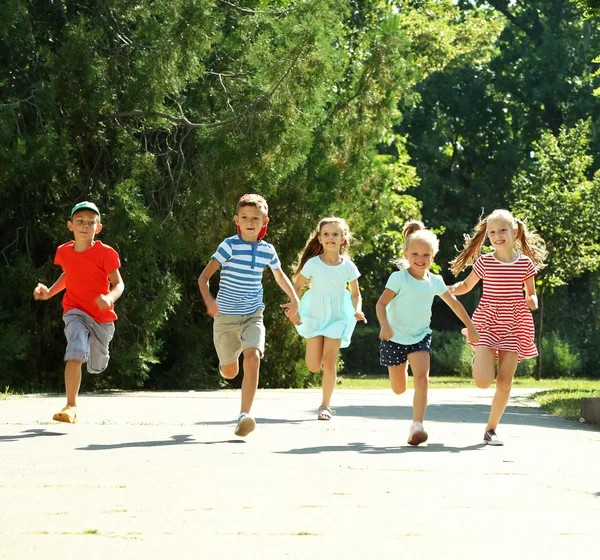 Bambini attivi felici che corrono nel parco — Foto Stock