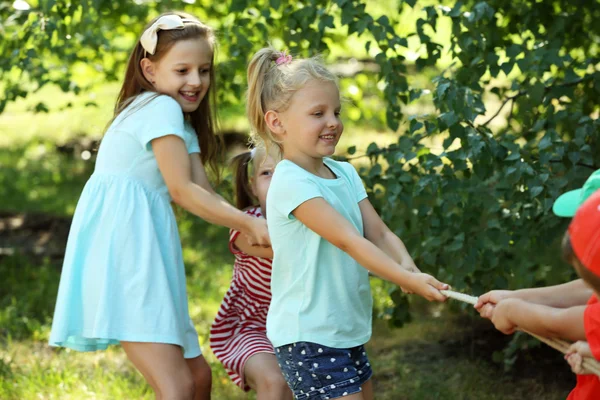 Enfants actifs heureux jouant dans le parc — Photo