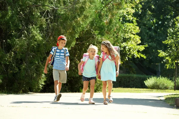 Niños activos felices con bolsas al aire libre — Foto de Stock