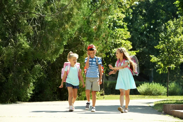 Crianças ativas felizes com sacos ao ar livre — Fotografia de Stock