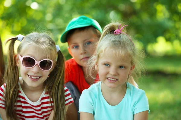 Gelukkige actieve kinderen buiten — Stockfoto