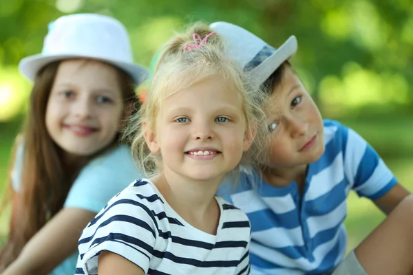Szczęśliwy aktywnych dzieci na zewnątrz — Zdjęcie stockowe