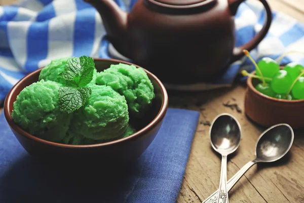 自制绿茶冰淇淋上深色木制背景 — 图库照片