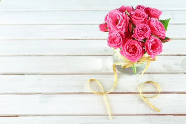 Hermosas rosas sobre fondo de madera —  Fotos de Stock