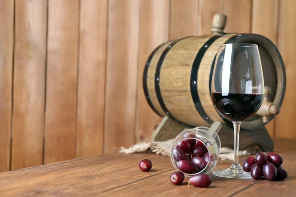 Krásné Zátiší s vínem a hroznů na dřevěný stůl — Stock fotografie