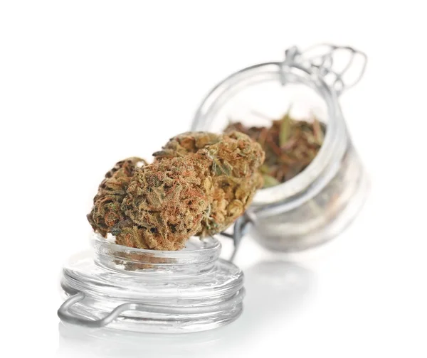 Cannabis medicinal seco en frasco aislado en blanco — Foto de Stock