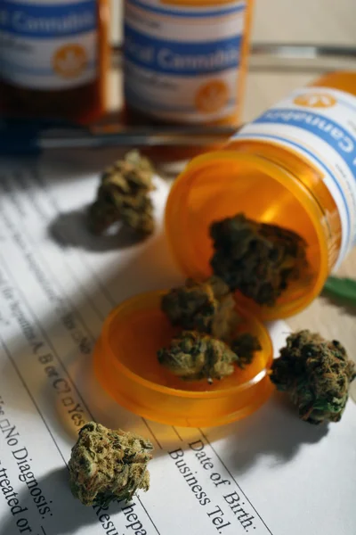 Prescrição médica com cannabis seca na mesa de perto — Fotografia de Stock