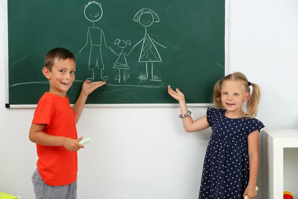 Niños dibujando en pizarra en la escuela — Foto de Stock