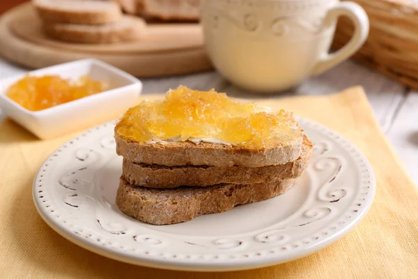Свежий тост с маслом и вареньем на столе — стоковое фото