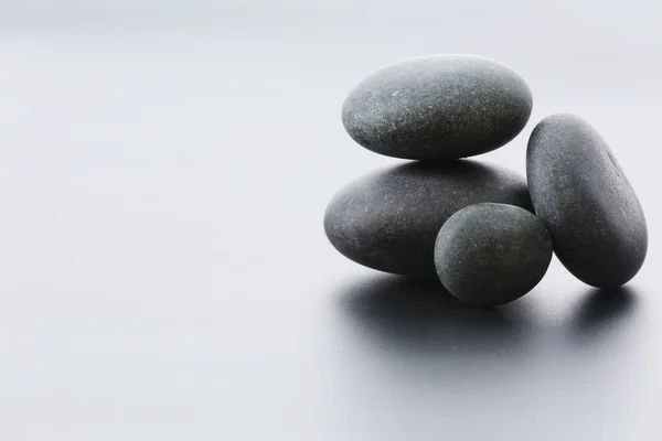 Piedras de spa sobre fondo gris — Foto de Stock