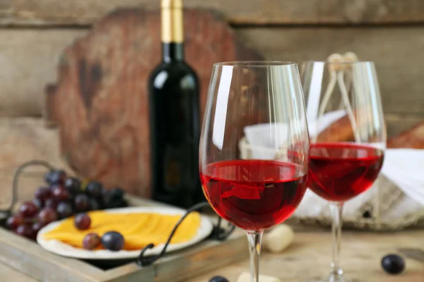 静物画的红酒、 葡萄、 奶酪和面包上仿古木制背景 — 图库照片