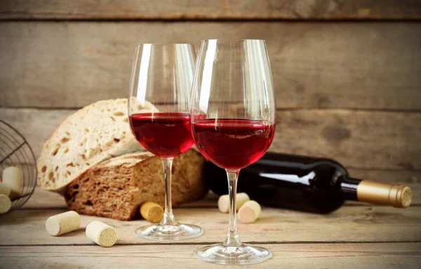 Natura morta di vino e pane su sfondo chiaro — Foto Stock