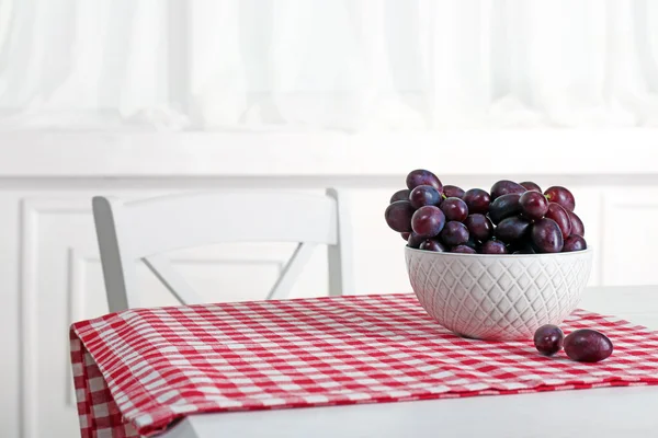 Tigela de uva vermelha na mesa na cozinha — Fotografia de Stock