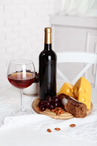 Set de productos con botella de vino sobre fondo claro — Foto de Stock