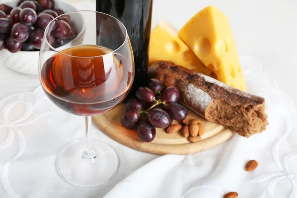 Şarap şişesi ile ürünlerin üzerinde ışık arka plan belirleme — Stok fotoğraf