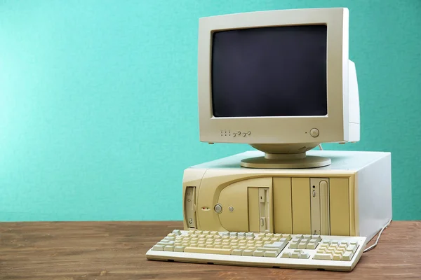 Застарілий комп'ютер на світло-блакитному фоні — стокове фото