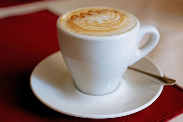 Xícara de cappuccino em mesa de madeira, close-up — Fotografia de Stock