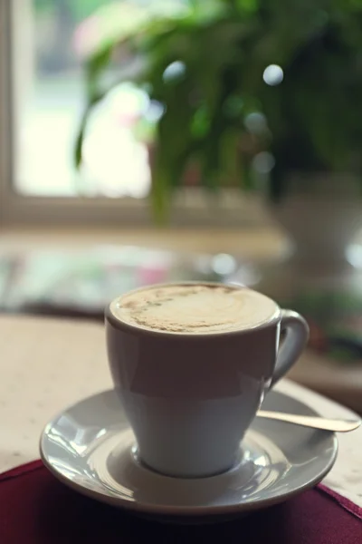 Φλυτζάνι του cappuccino σε ξύλινο τραπέζι, κινηματογράφηση σε πρώτο πλάνο — Φωτογραφία Αρχείου