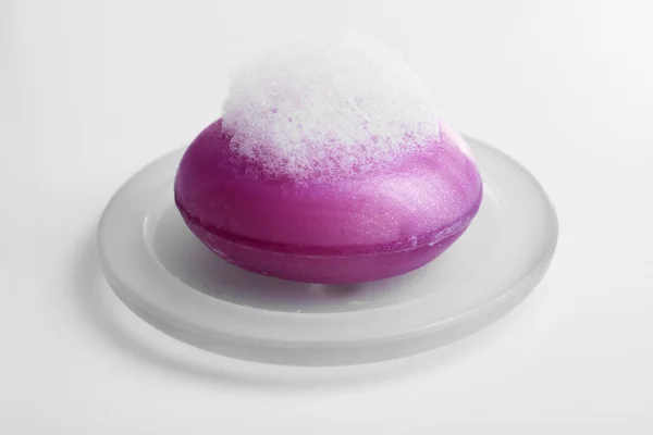 Mýdlo s pěnou izolovaných na bílém — Stock fotografie