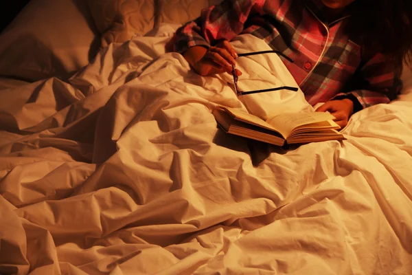 Jovem mulher lendo livro em mau — Fotografia de Stock