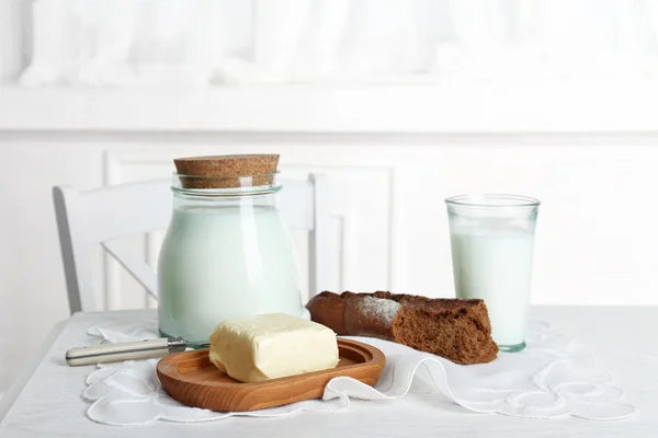 Mleko z masłem i chleba na stole w kuchni — Zdjęcie stockowe