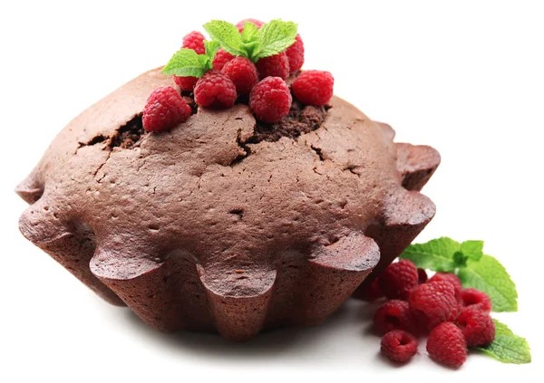 Lekkere chocolade muffin met frambozen geïsoleerd op wit — Stockfoto