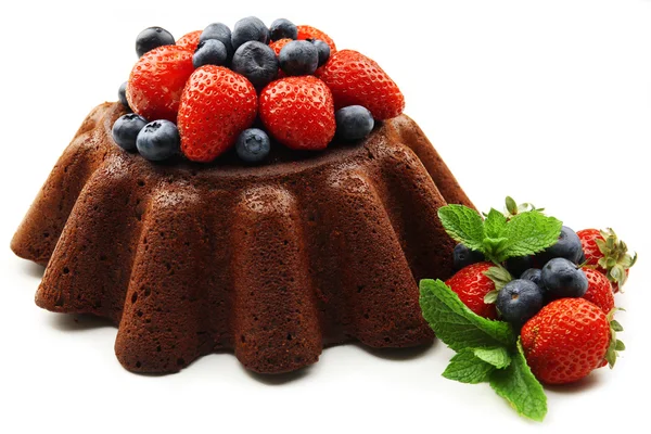 Välsmakande choklad muffin med bär isolerad på vit — Stockfoto